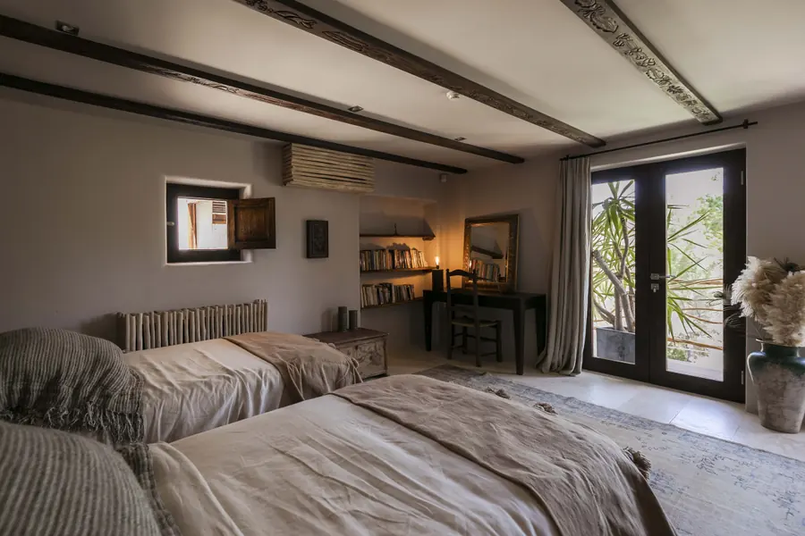 Zweibettzimmer mit zwei Betten und Holzmöbeln